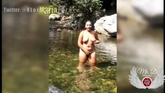 Пышная брюнетка мастурбирует себе в озере на природе