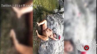 Пышная брюнетка мастурбирует себе в озере на природе