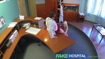 Доктор трахает пациентку в фейковой больнице на столе