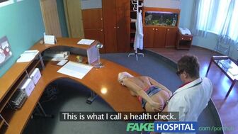Доктор трахает пациентку в фейковой больнице на столе